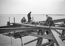 836399 Afbeelding van het aan elkaar monteren van twee nieuwe brugdelen van de spoorbrug over het Hollands Diep ...